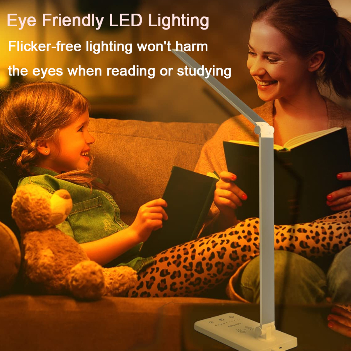 Mutter und Kind lesen unter einer weiß-grauen LED-Lampe, sitzen auf einem Sofa.
