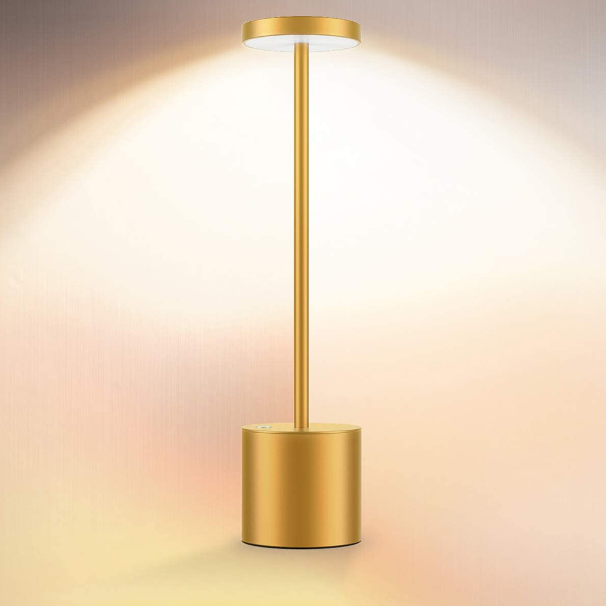Eine goldene Lampe steht hoch, beleuchtet von hellem Licht, vor einem farbenfrohen Hintergrund.