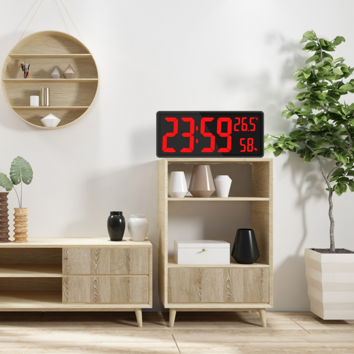 Digitaluhr mit Zeit, Temperatur und Luftfeuchtigkeit an einer weißen Wand. Möbel und Pflanze sichtbar.