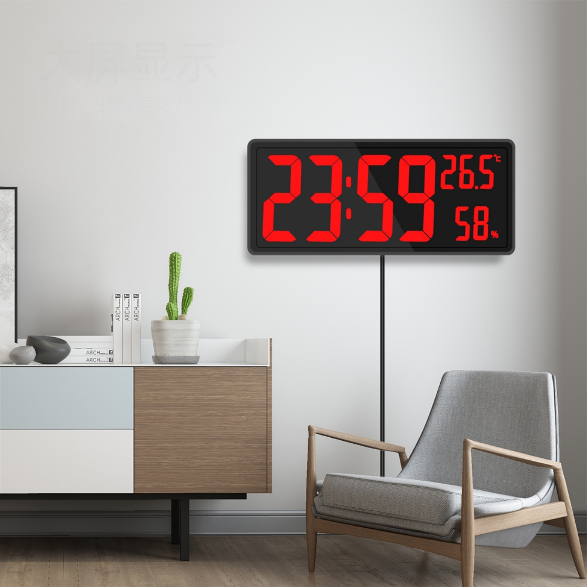 Digitaluhr, die Zeit und Temperatur anzeigt, hängt an einer weißen Wand.