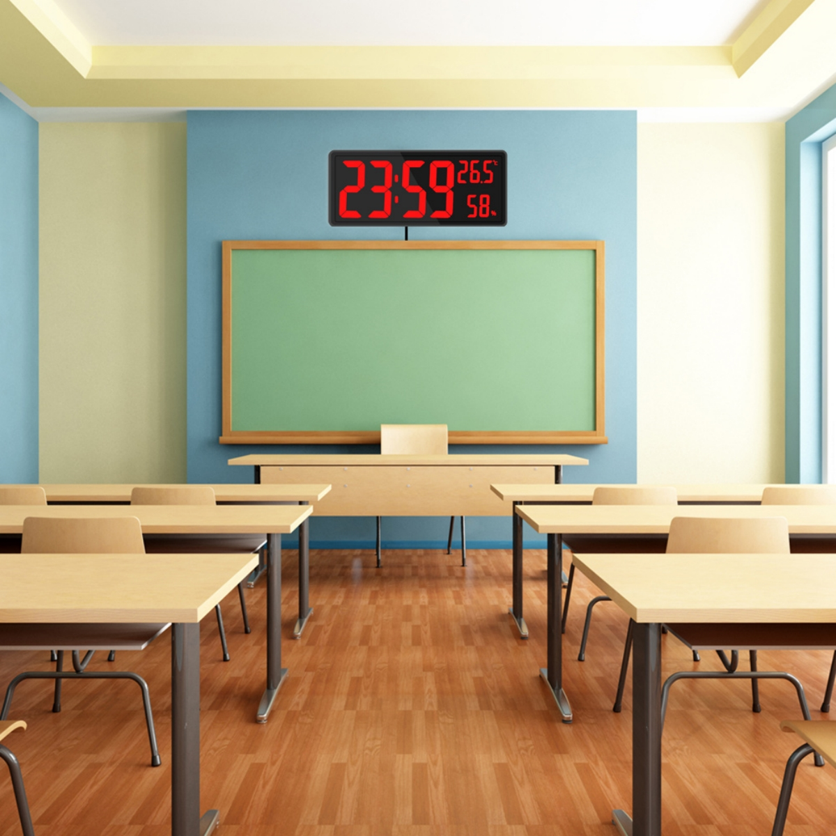 Digitale Uhr mit Zeit und Temperatur in einem Klassenzimmer. Tische und Stühle in Reihen.