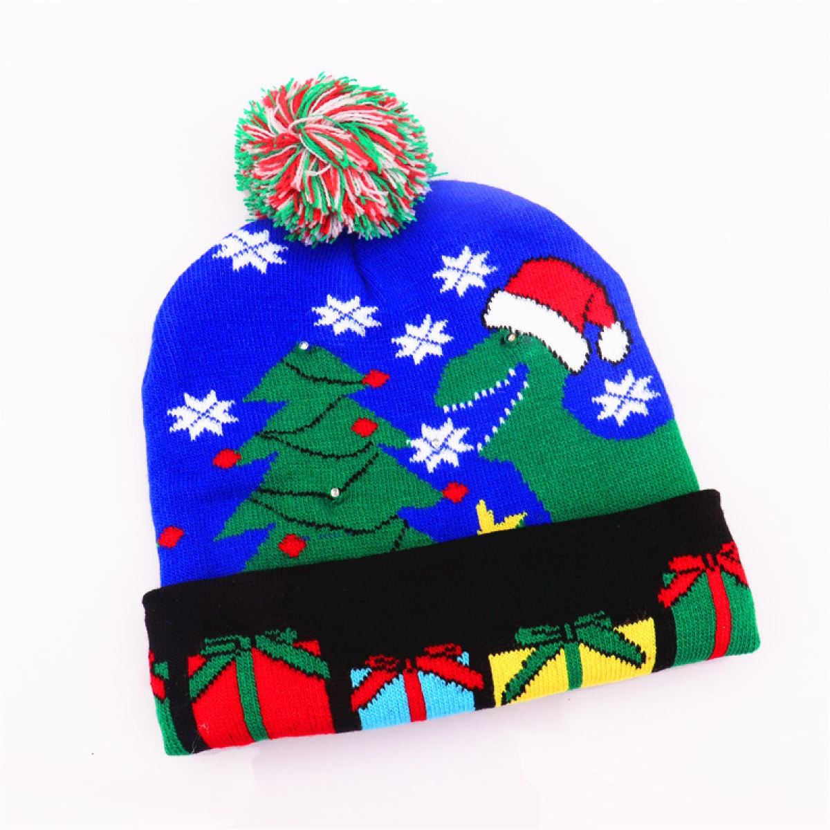 Eine blaue Weihnachtsmütze mit einem Dinosaurier, Weihnachtsbaum, Geschenken und Schneeflocken. Rot, grün und weiß.