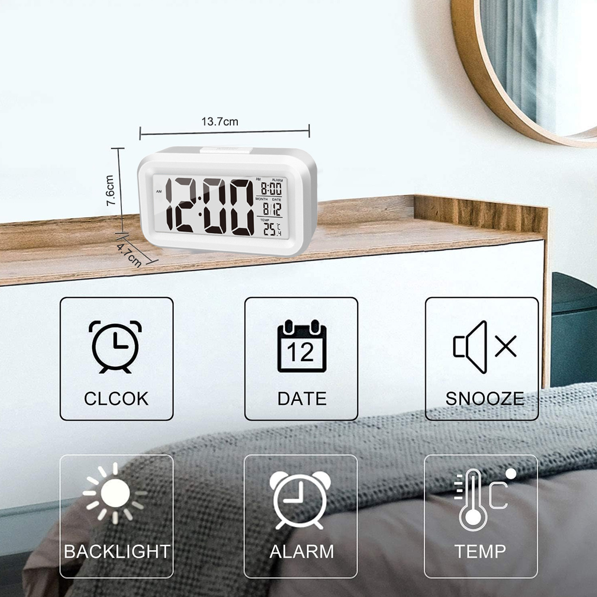 Weißer digitaler Wecker auf einer Oberfläche, zeigt Zeit, Datum und Temperatur, Symbole.