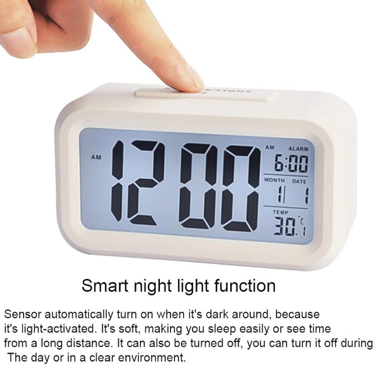 Digitaler Wecker zeigt 12:00 Uhr an, ein Finger drückt eine Taste. Zusätzlicher Text: Smart-Nachtlichtfunktion.