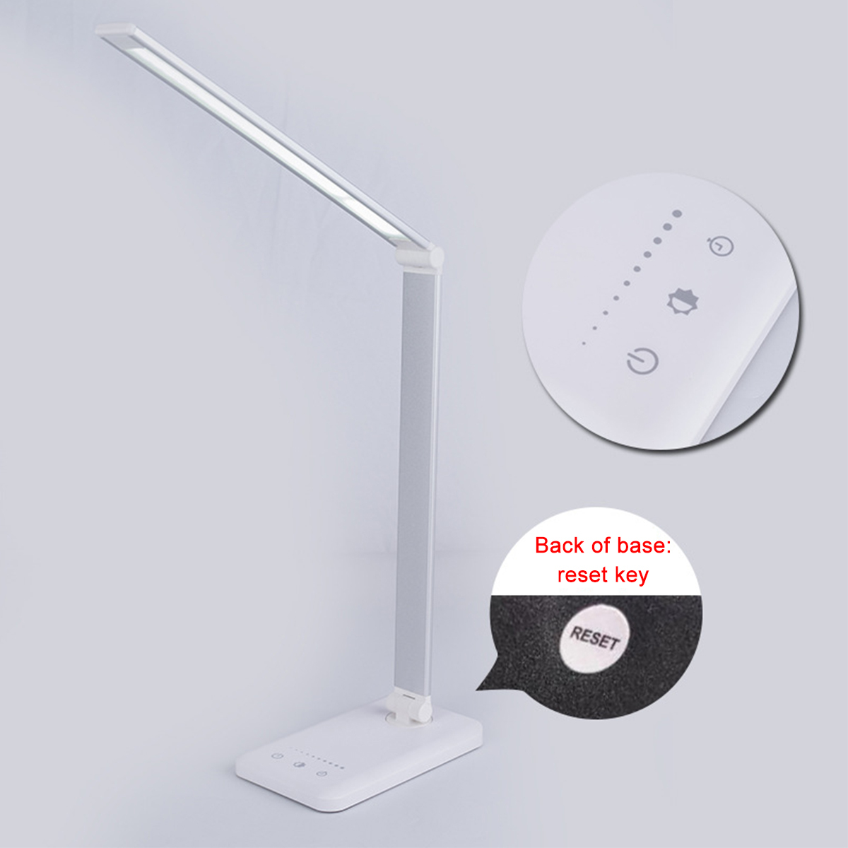 Eine weiße Schreibtischlampe mit Touch-Bedienfeld, mit Nahaufnahme der Reset-Taste.