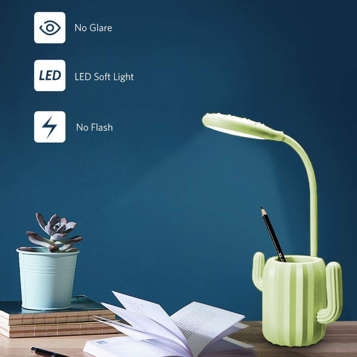 Schreibtischlampe mit kaktusförmigem Stifthalter. Enthält eine Pflanze und ein Buch. Blauer Wandhintergrund.