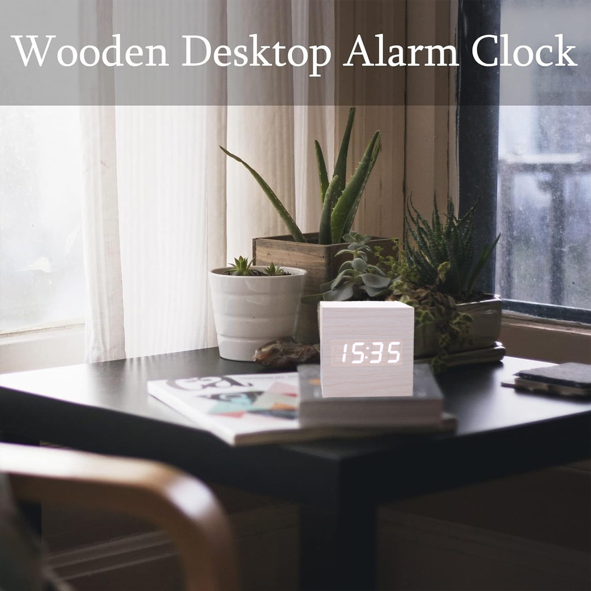 Hölzerner Desktop-Wecker mit weißer Anzeige, die 15:35 zeigt. Die Szene umfasst Pflanzen und ein Fenster.