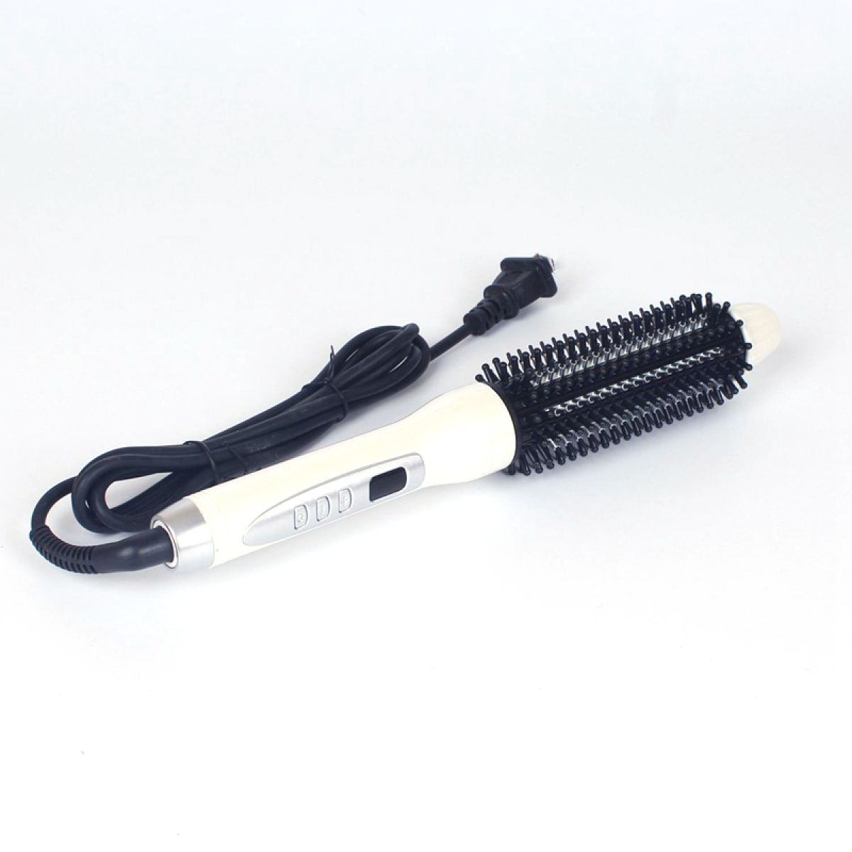 Eine weiß-schwarze Haarstylingbürste mit schwarzem Netzkabel auf weißem Hintergrund.