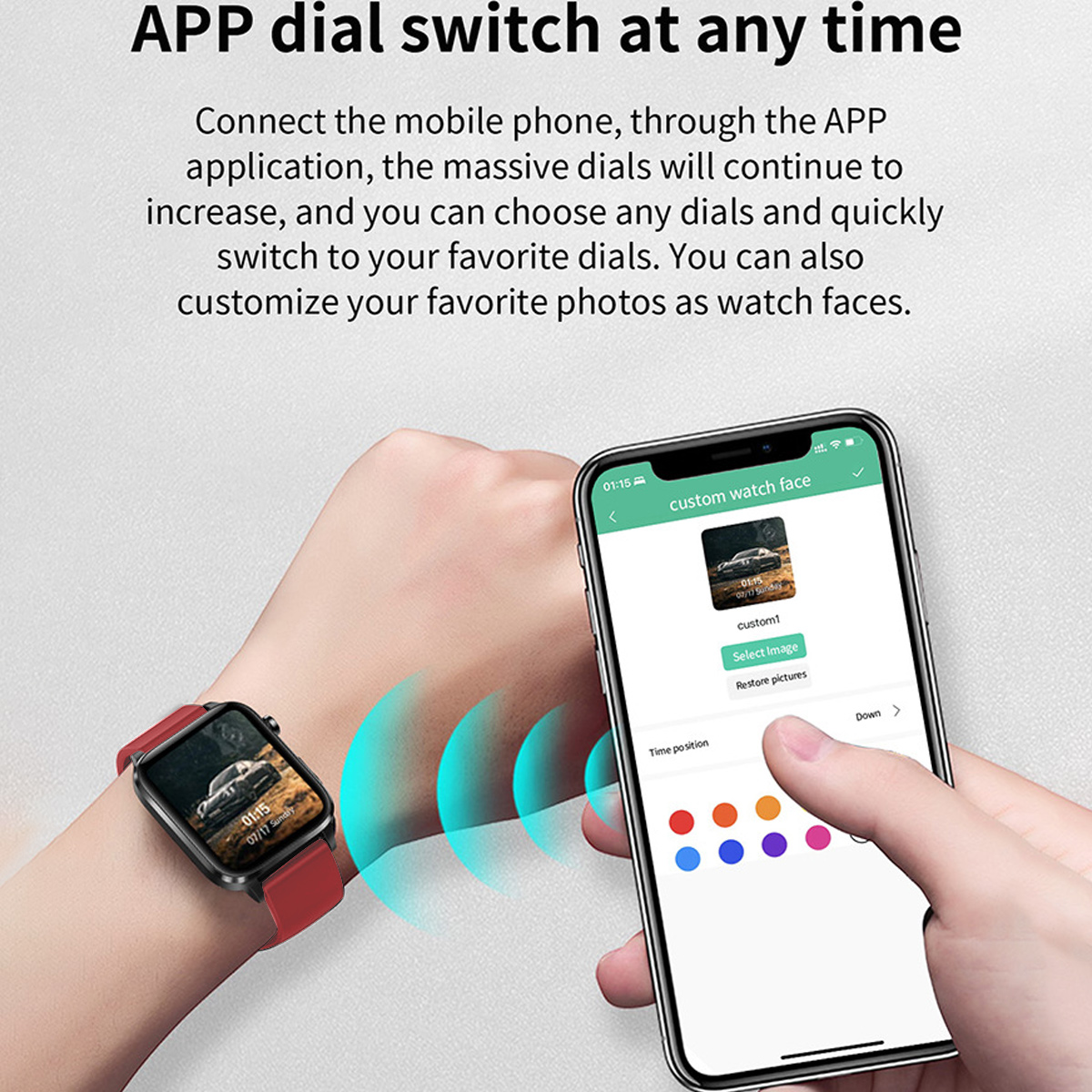Person benutzt Smartwatch, zeigt ein benutzerdefiniertes Zifferblatt auf dem Telefon.