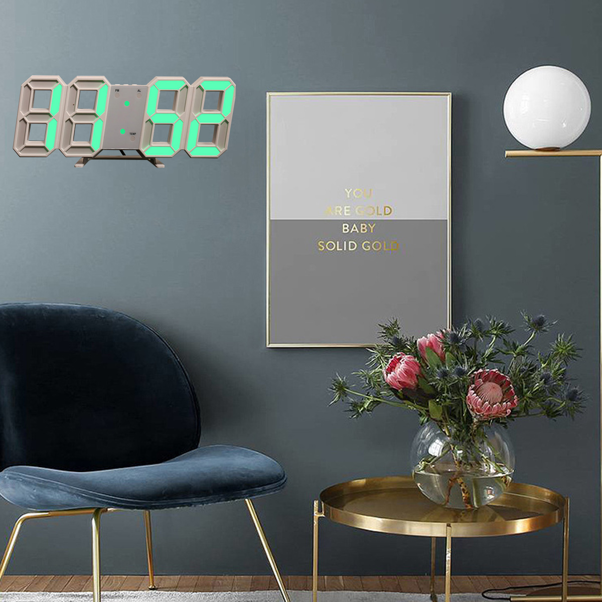 Eine Digitaluhr mit grünen Zahlen. Im Hintergrund ein Bild mit der Aufschrift 'YOU ARE GOLD'.
