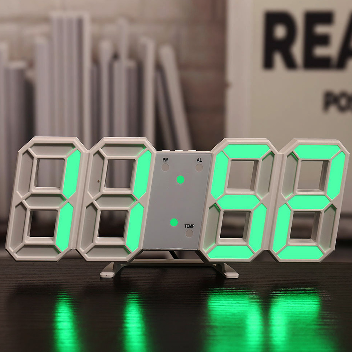 Digitaluhr mit grünen Zahlen, PM, AL und TEMP-Anzeigen.