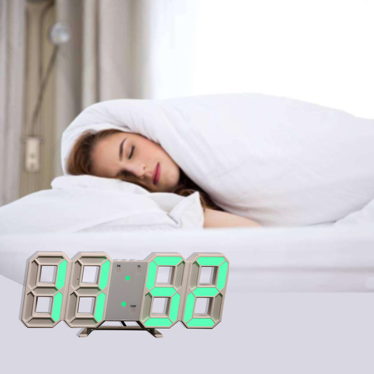 Eine Frau schläft unter einer Decke in der Nähe einer Digitaluhr, die die Zeit anzeigt.