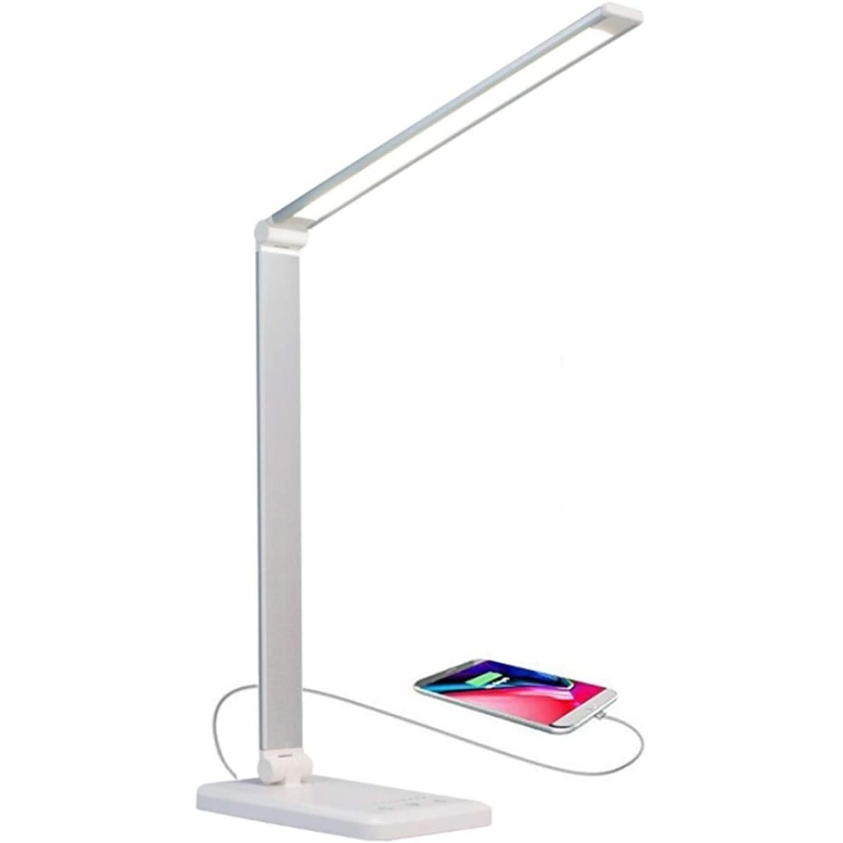 Weiße Schreibtischlampe mit angeschlossenem Telefon, das geladen wird.