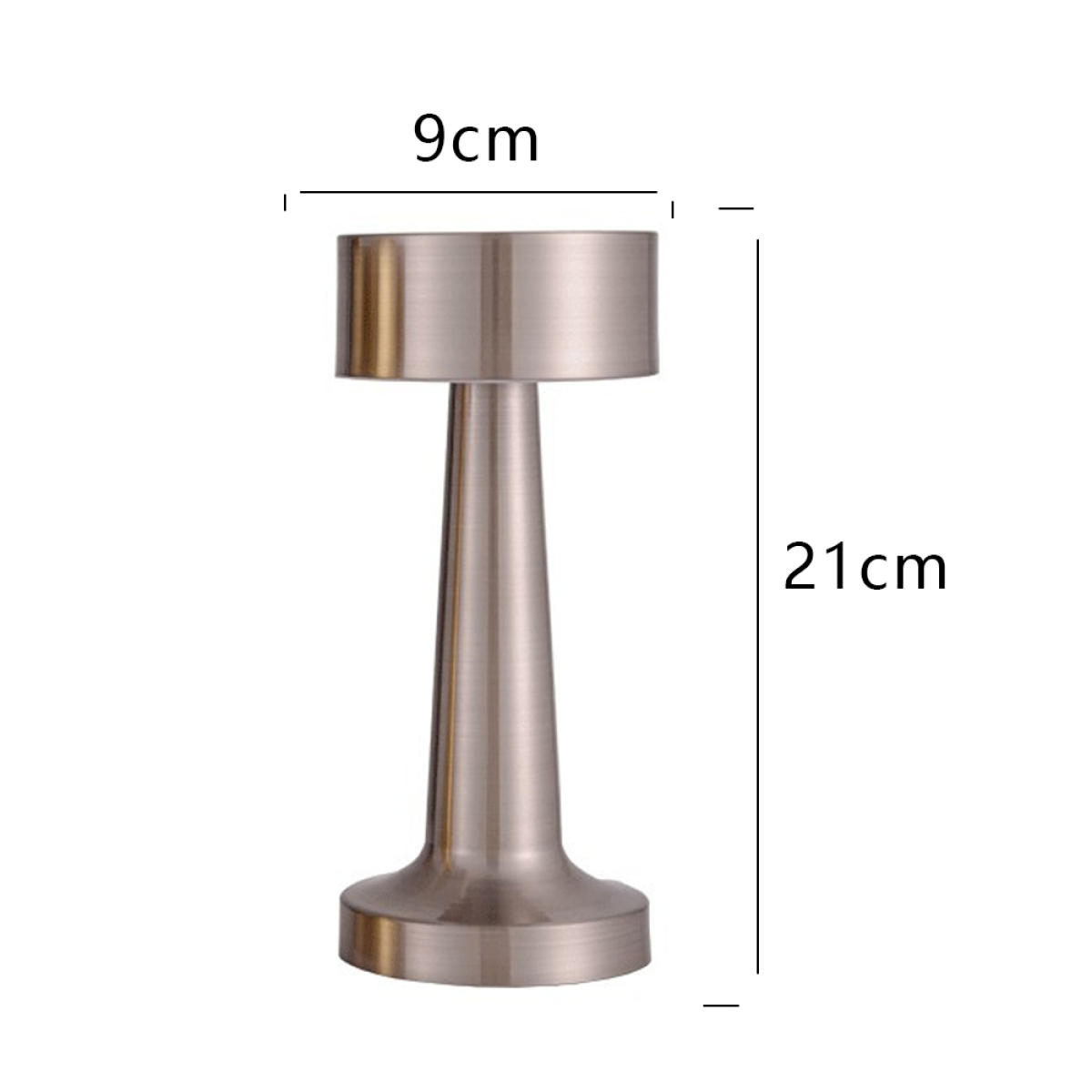 Silberne Lampe mit zylindrischem Oberteil und langem, konischem Fuß. Maße sind 9 cm mal 21 cm.