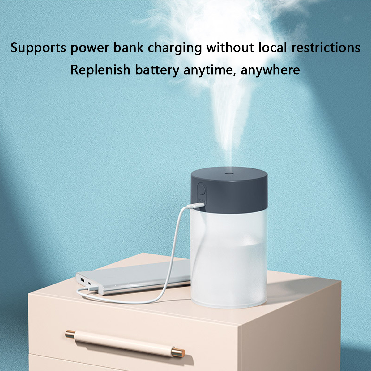 Ein weiß-grauer Luftbefeuchter, der über ein Kabel mit einer Powerbank verbunden ist, mit aufsteigendem Wasserdampf.