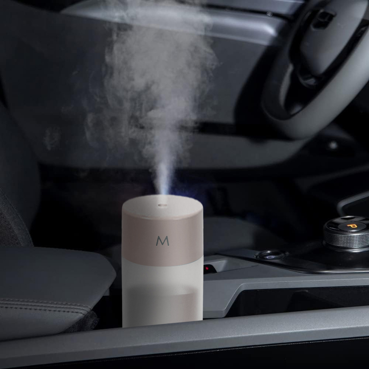 Auto-Innenraum mit Luftbefeuchter. Der Befeuchter ist beige und grau und gibt Dampf ab.