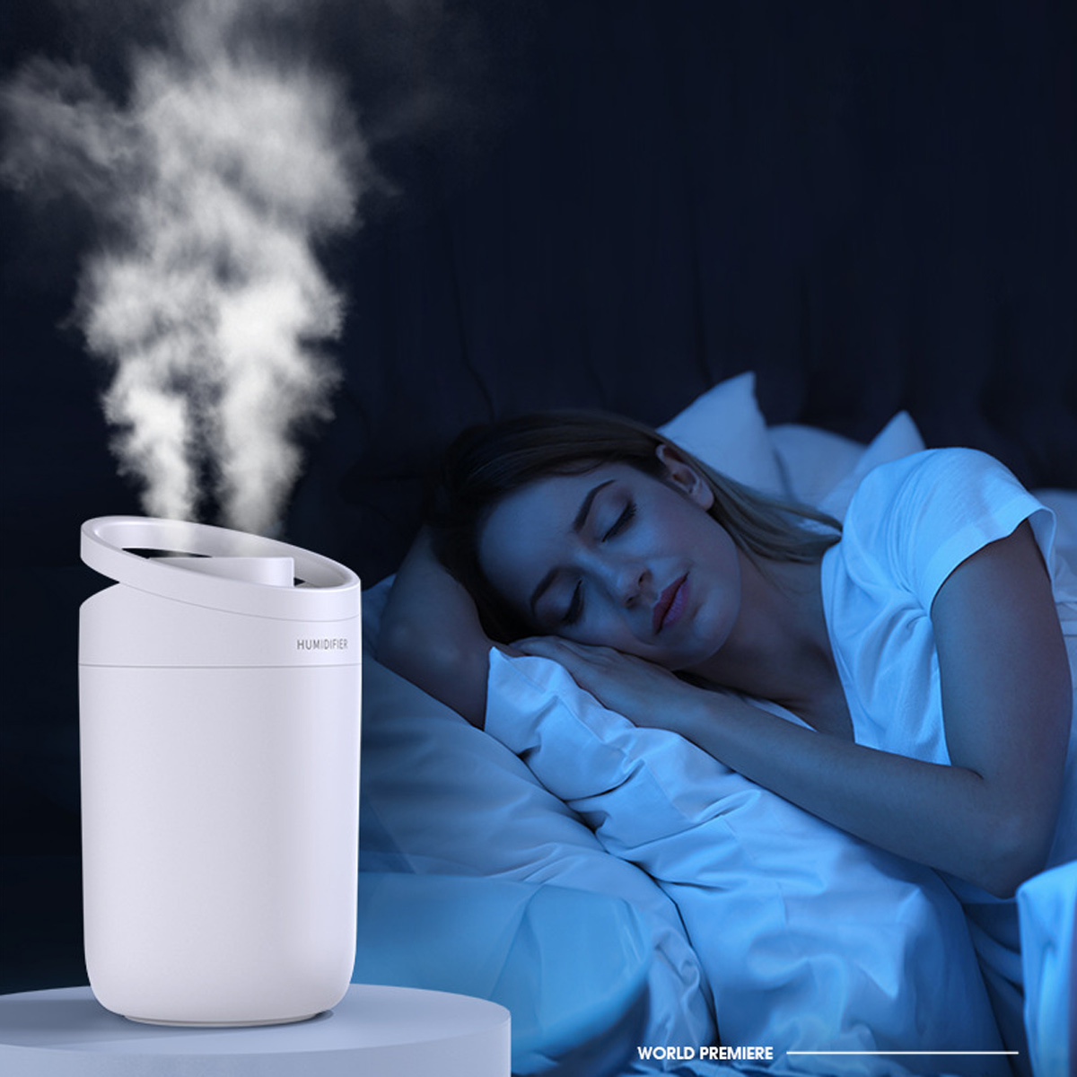 Eine schlafende Frau neben einem Luftbefeuchter, der Nebel in einem dunklen Raum abgibt.