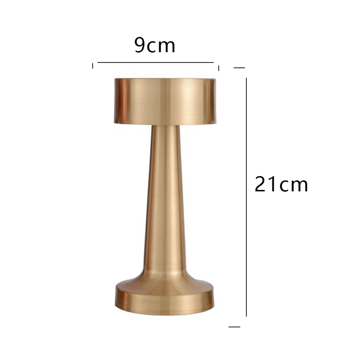 Eine goldene Lampe mit zylindrischem Oberteil und ausgestelltem, abgerundetem Fuß, mit den Maßen: 9 cm und 21 cm.