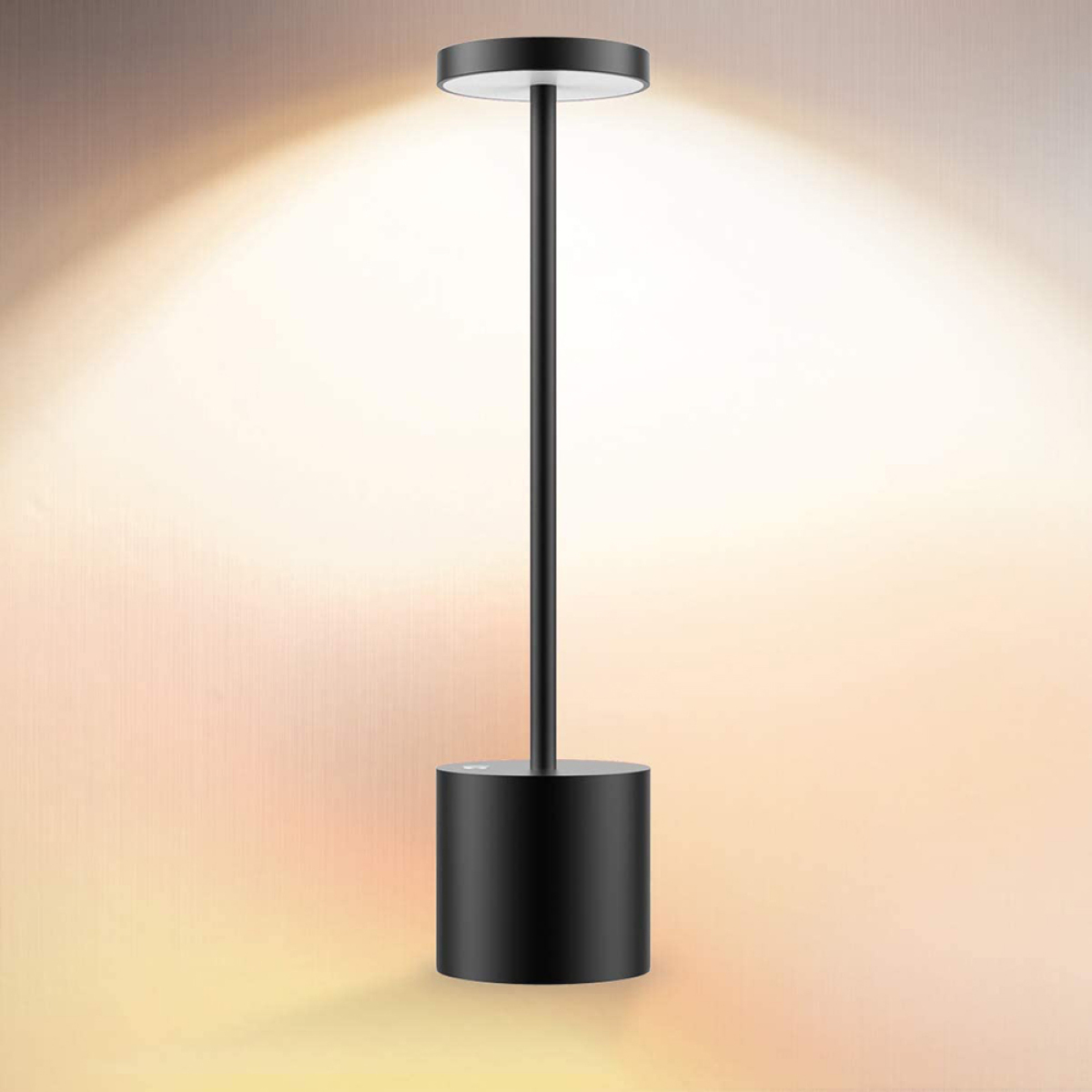 Eine schwarze, moderne Schreibtischlampe. Es ist auf einem hellen, abgestuften Hintergrund.