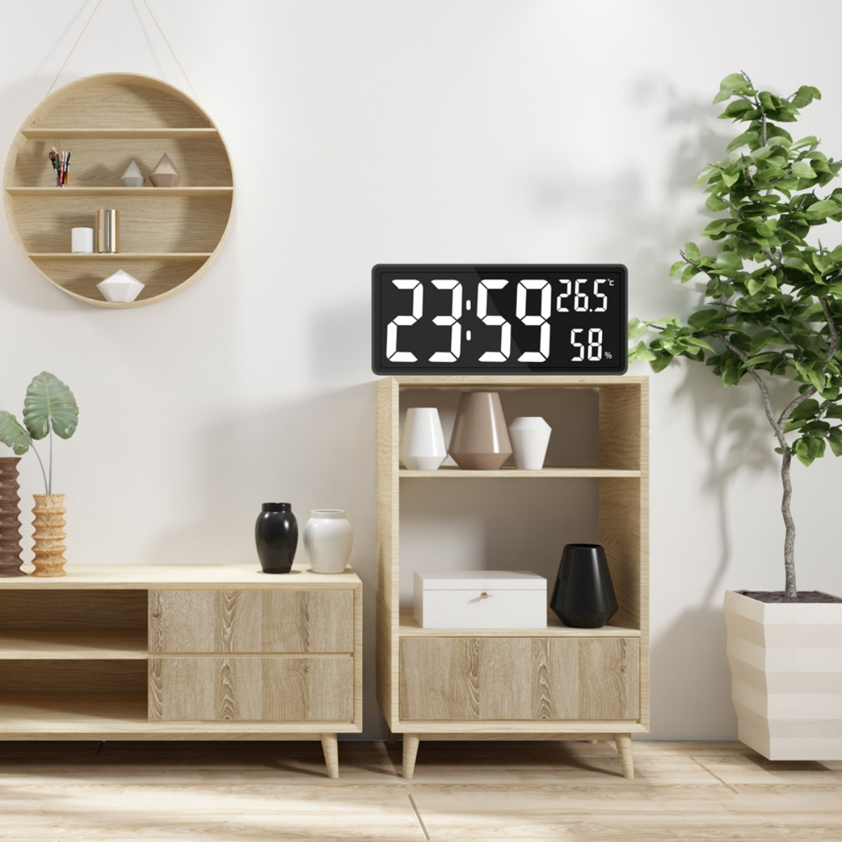 Digitaluhr auf einem Holzregal. Zeit, Temperatur und Luftfeuchtigkeit werden angezeigt. Holzmöbel.