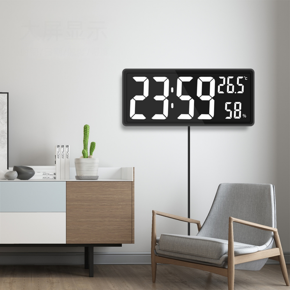 Eine Digitaluhr mit Zeit, Temperatur und Luftfeuchtigkeit, an der Wand montiert.