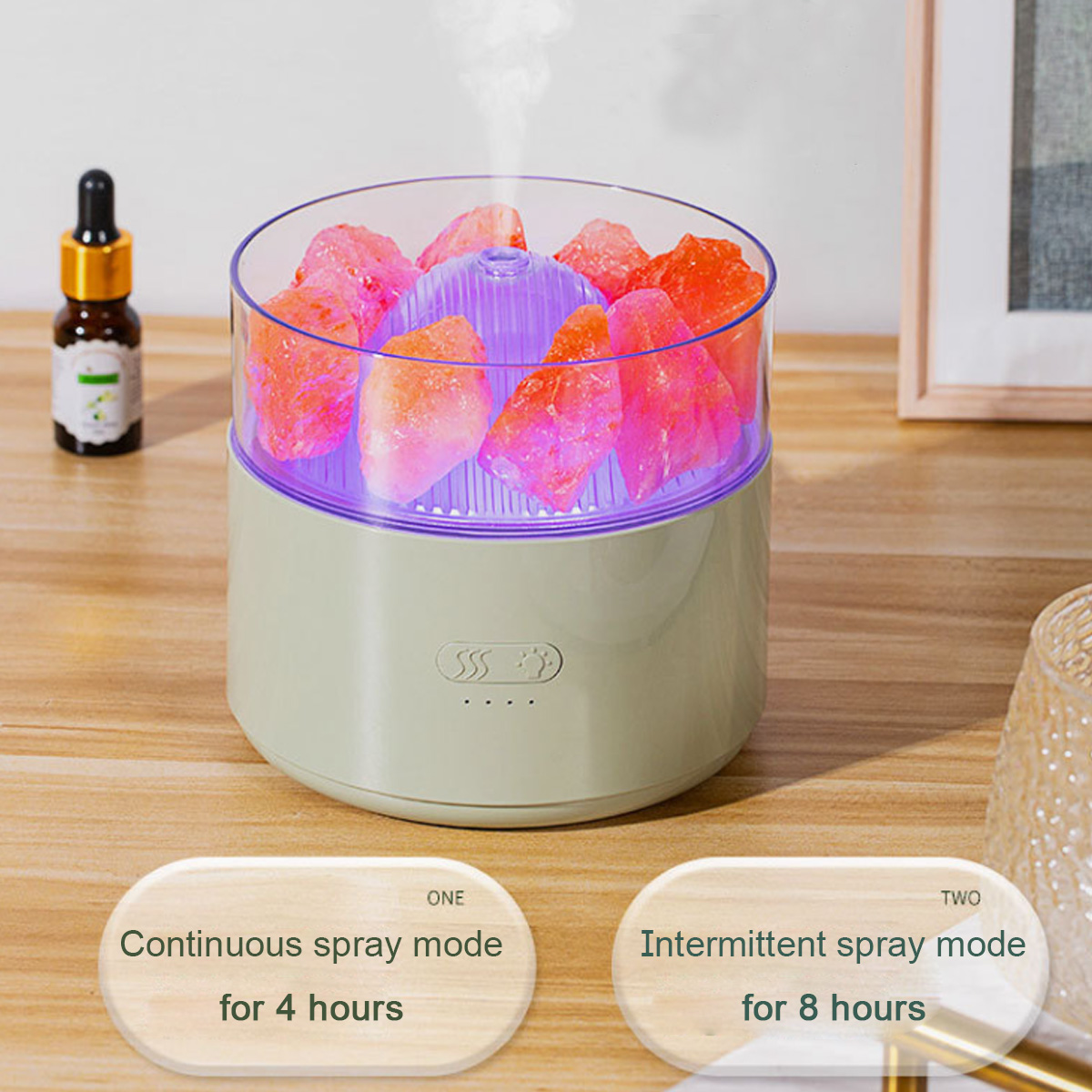 Ein Aromatherapie-Diffusor mit rosa Salzgestein und einer Ölflasche. Zwei Etiketten beschreiben Sprühmodi.