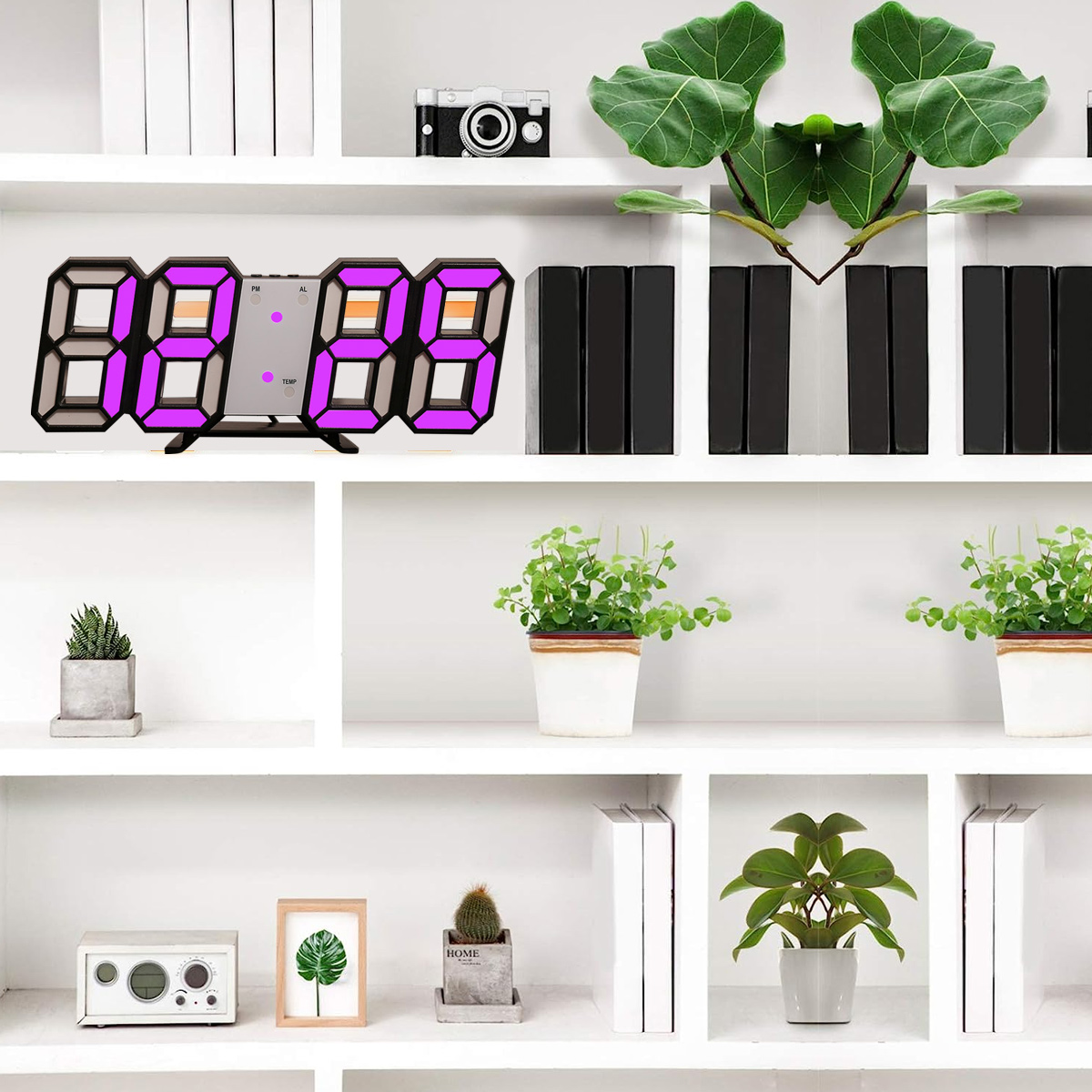 Regale mit einer Digitaluhr, Pflanzen, einer Kamera und Büchern. Weiße Regale, weißer Hintergrund.