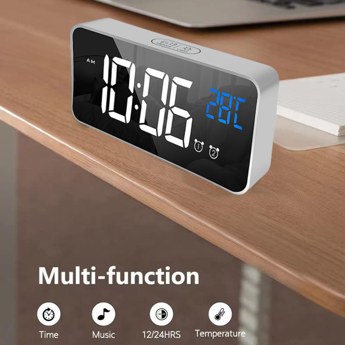 Digitaler Wecker mit Zeit, Temperatur und Symbolen. Hintergrund ist ein Holztisch.