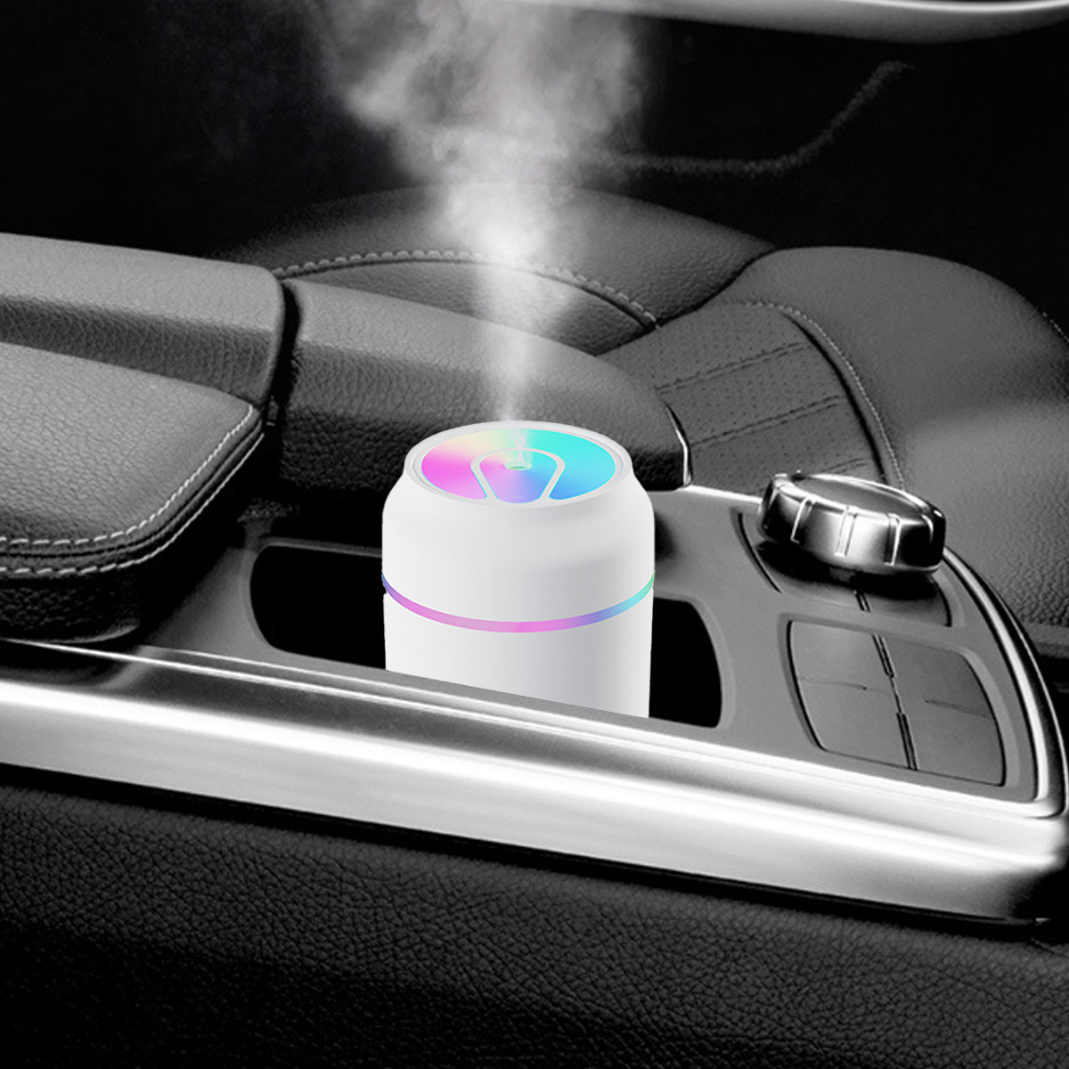 Weißer Auto-Luftbefeuchter mit mehrfarbigem Lichteffekt, platziert in der Konsole eines Autos.