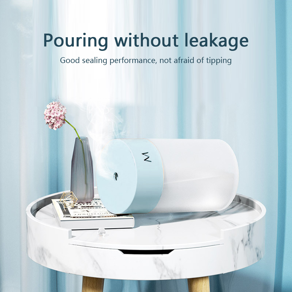 Luftbefeuchter mit kleiner Vase mit Blume auf einem Tisch mit blauem Vorhang im Hintergrund.
