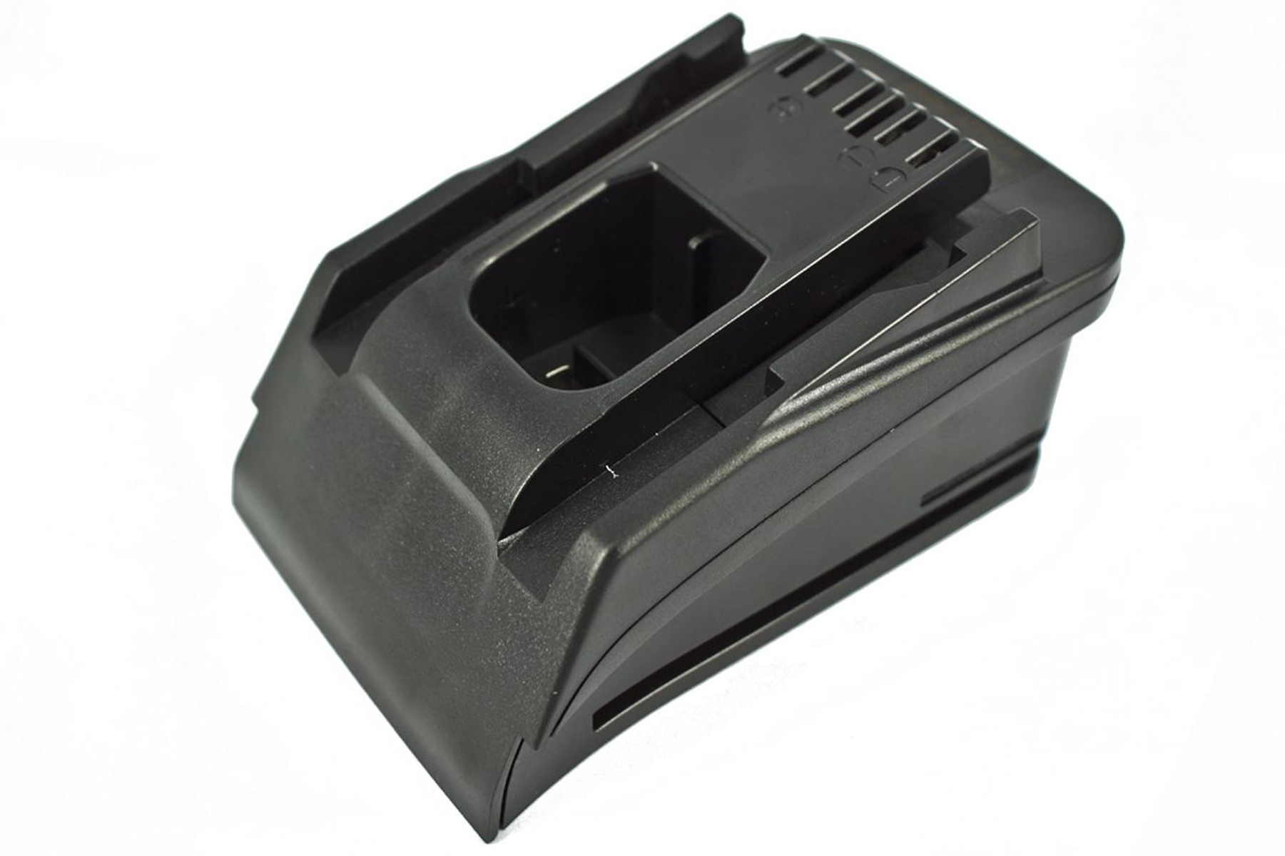 Ein schwarzes Batterieladegerät, angewinkelt, zeigt die Oberseite des Ladegeräts.