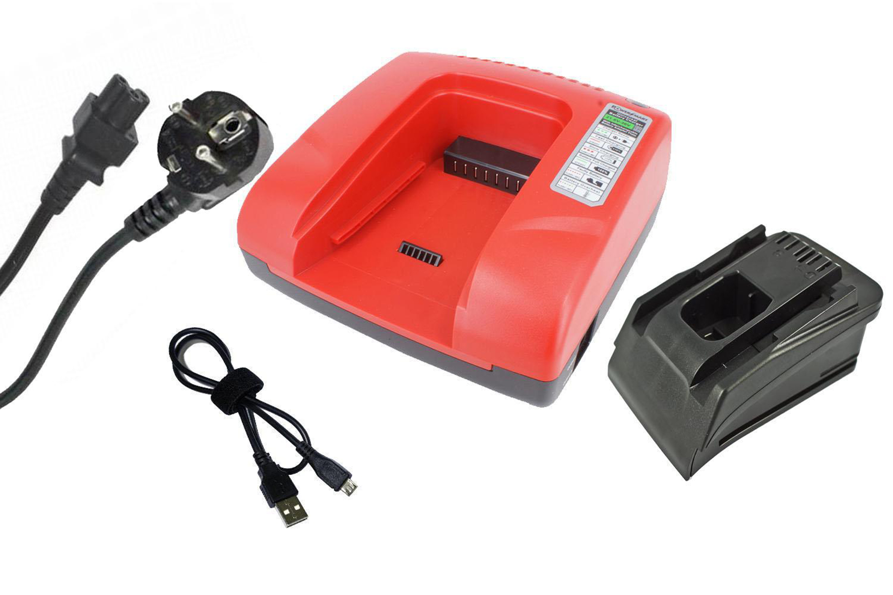 Rotes Batterieladegerät, ein schwarzer Netzadapter und zwei schwarze Kabel. Weißer Hintergrund.