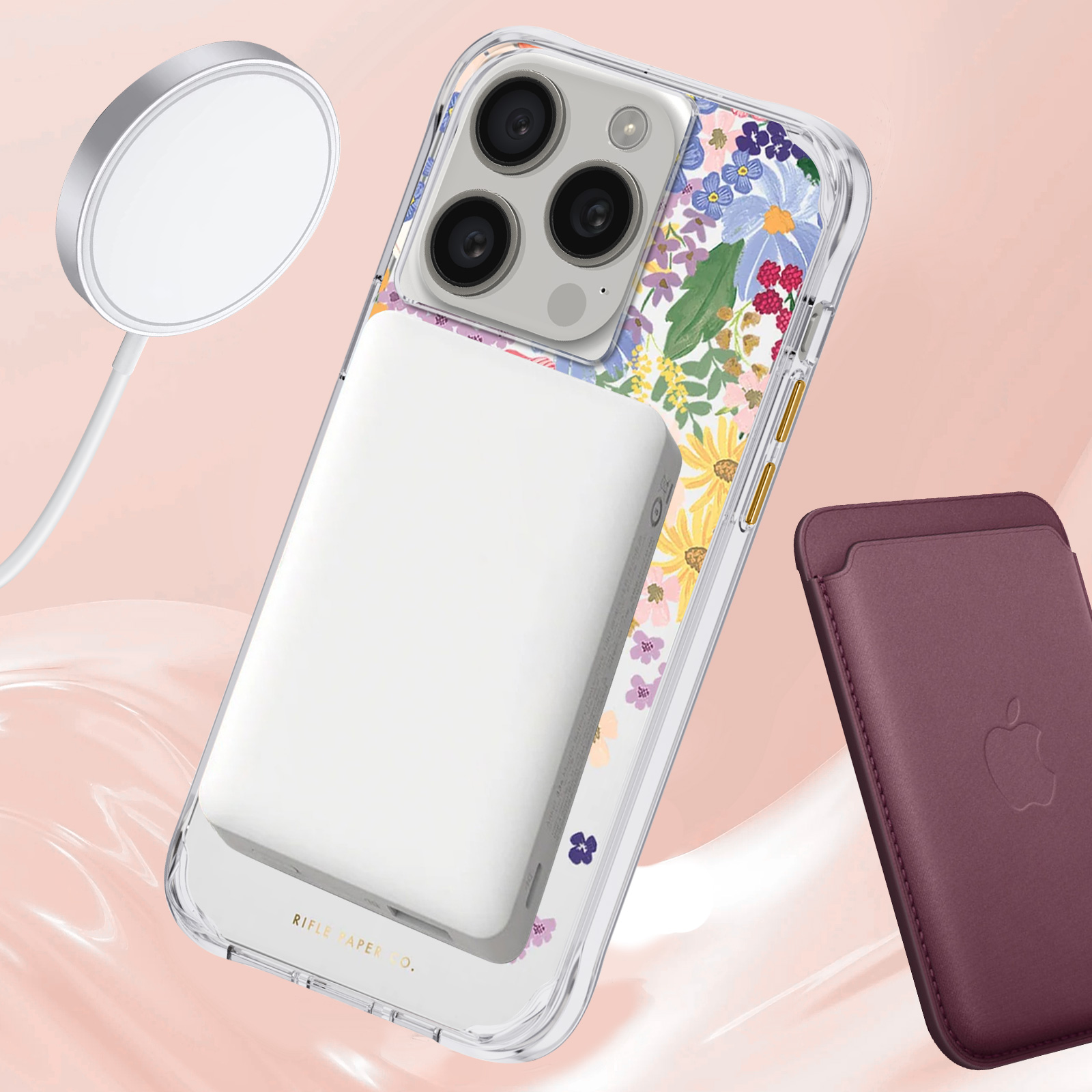 Transparente Handyhülle mit floralem Design. iPhone, MagSafe-Ladegerät und burgunderfarbener Kartenhalter.