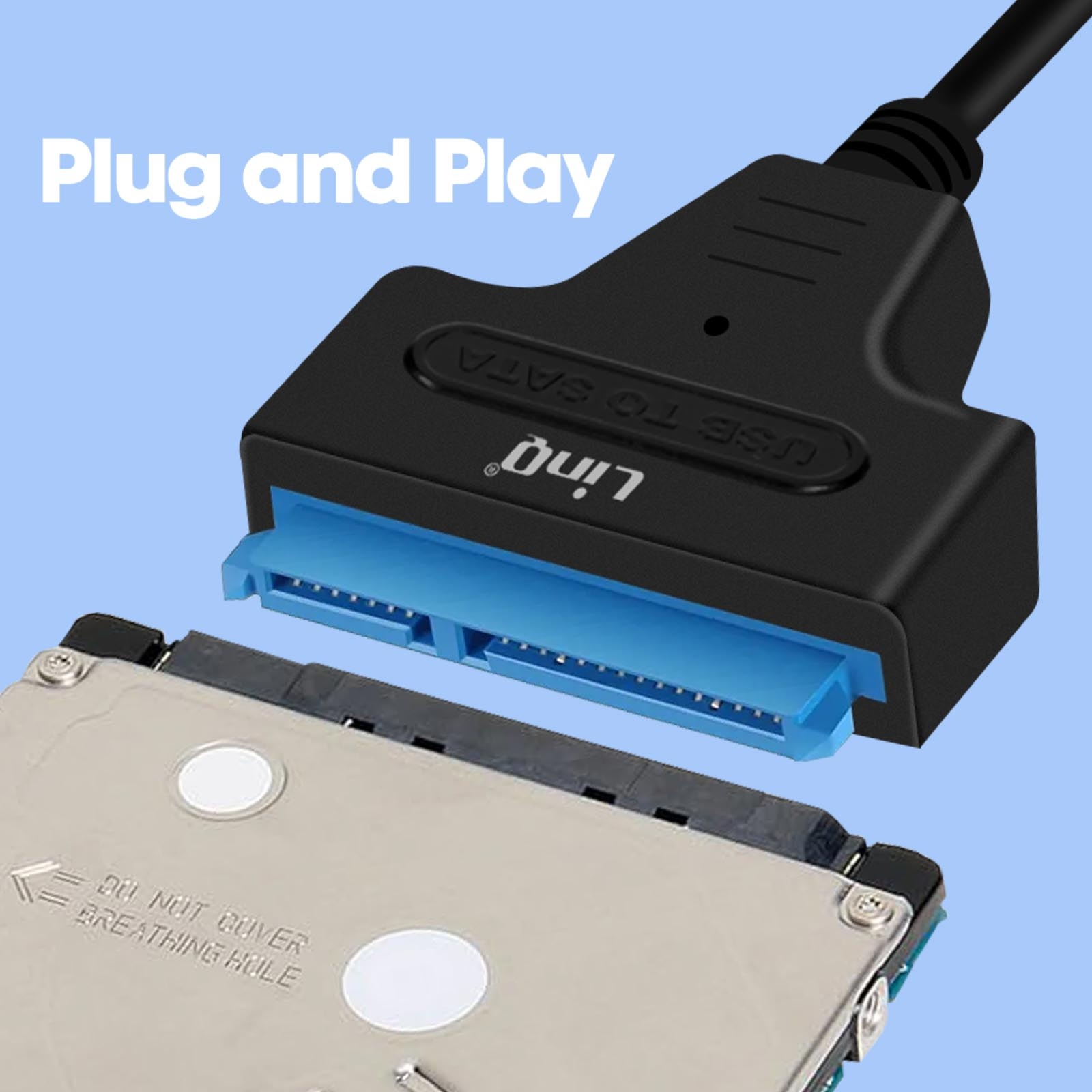 Un adattatore da SATA a USB nero e blu collegato a un disco rigido.