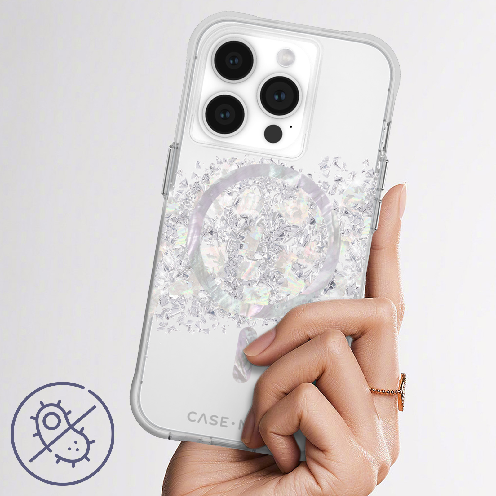 Eine transparente Handyhülle mit Glitzer, einem kreisförmigen MagSafe-Ring und einer Hand, die sie hält.