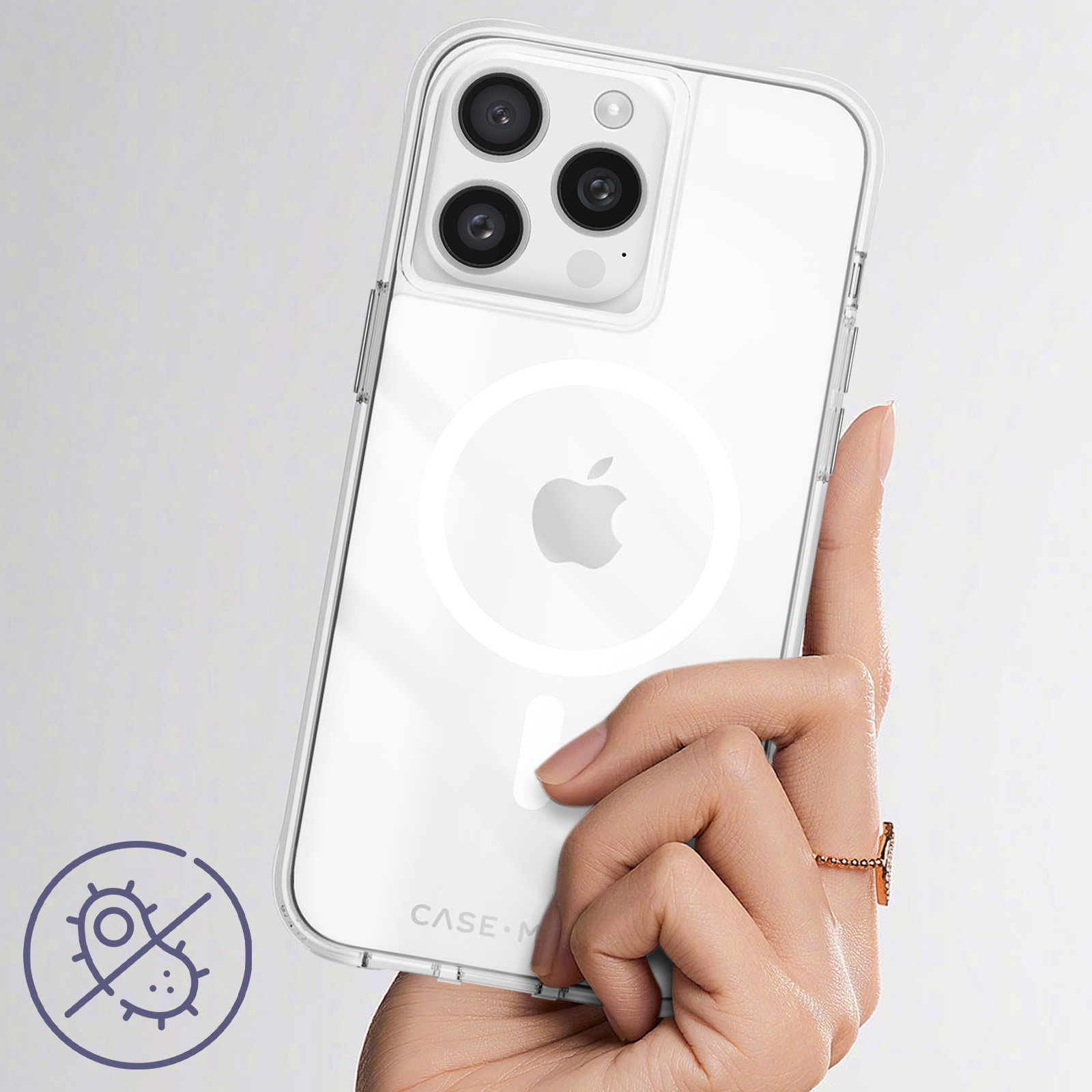 Eine transparente Handyhülle auf einer Hand mit Telefon. Die Hülle hat Logo und Bakterienbild.