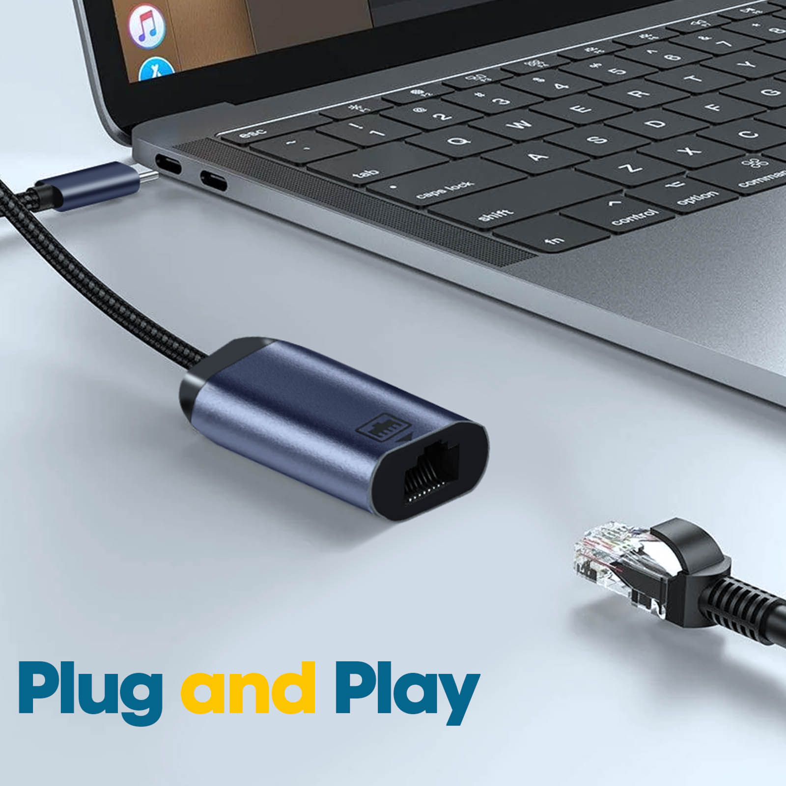 Laptop con adattatore Ethernet collegato. Cavo Ethernet collegato. Testo Plug and Play.