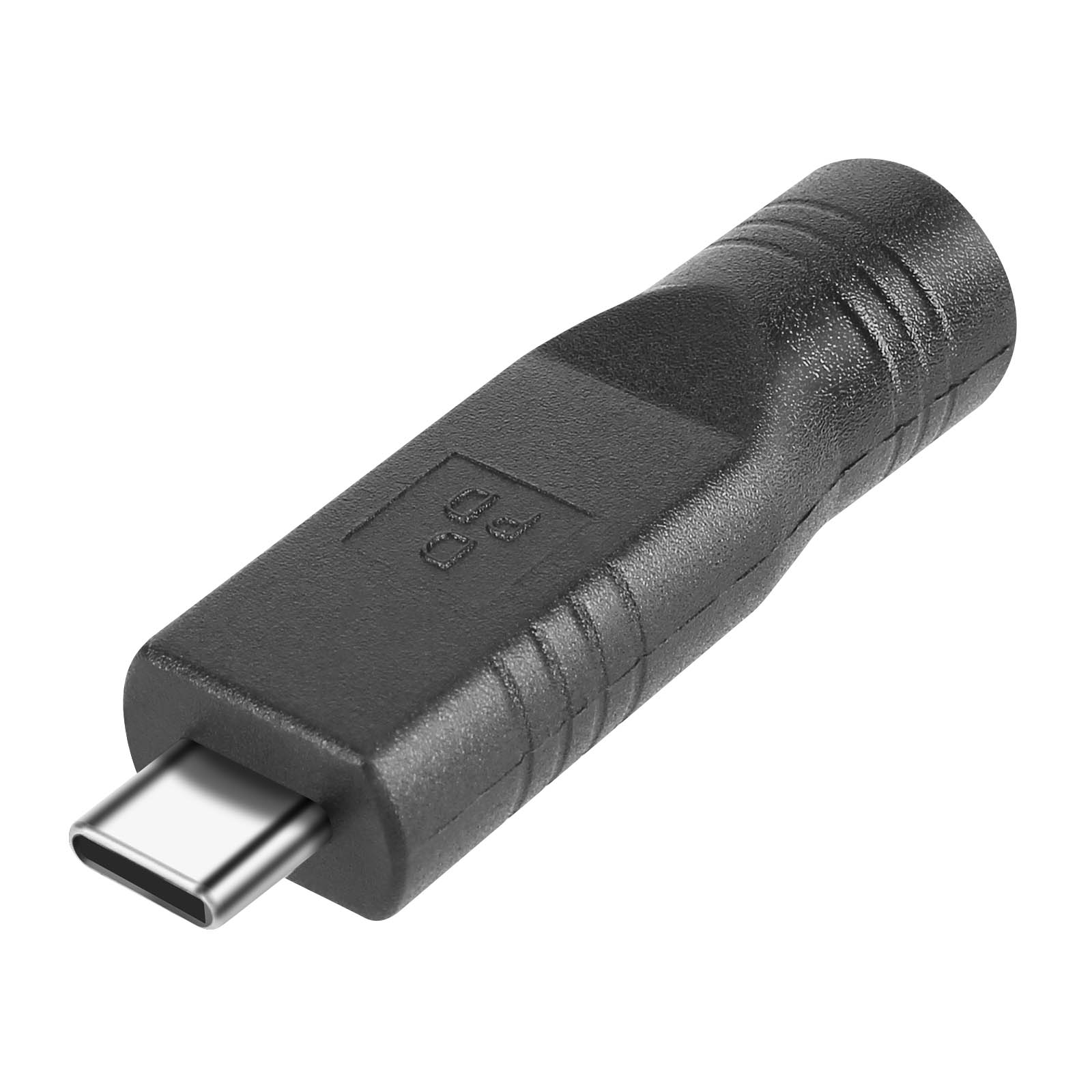 Un adattatore da USB-C a USB nero. L'adattatore è angolato, con sfondo bianco.