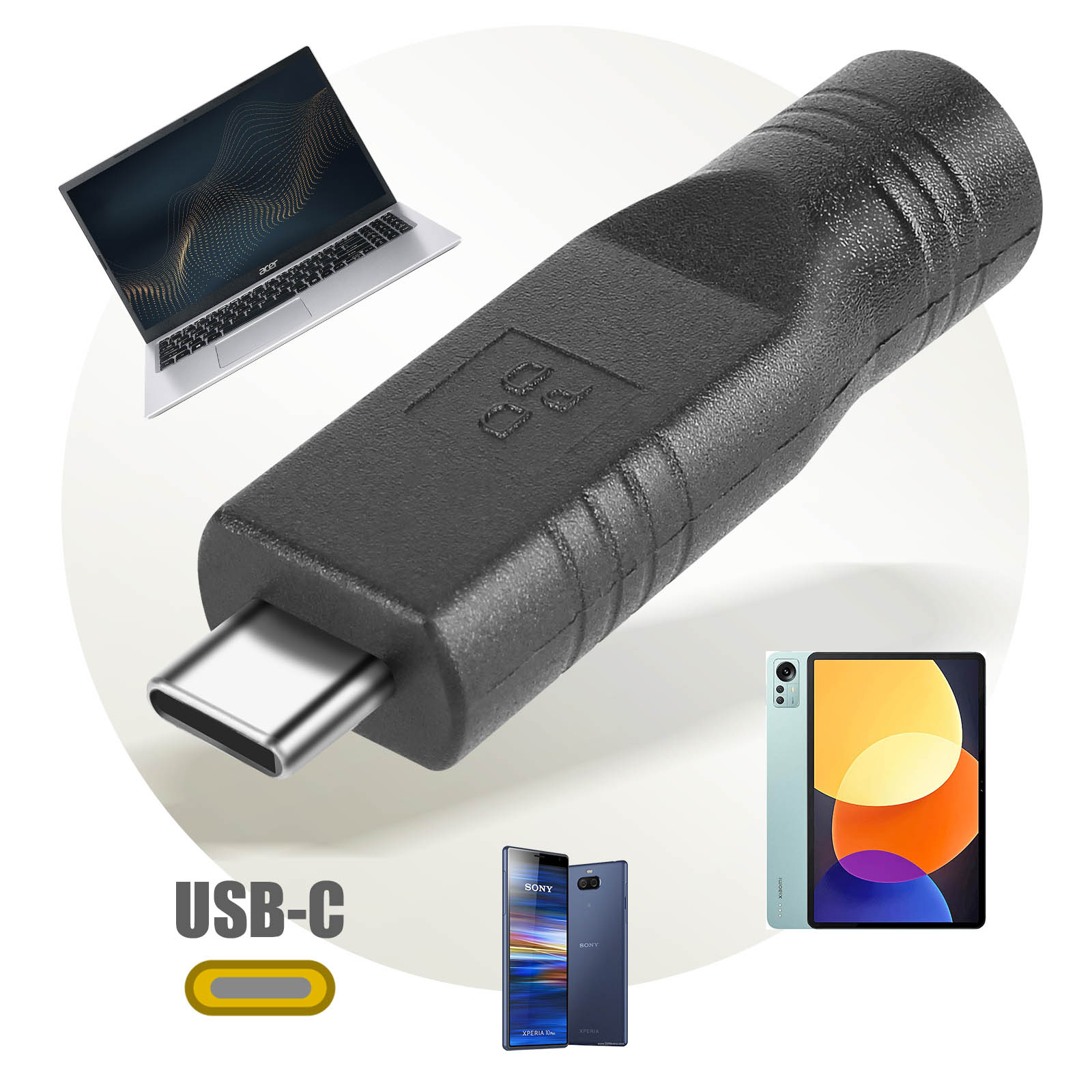 Adattatore USB-C nero accanto a laptop, tablet e smartphone. Logo USB-C visibile.