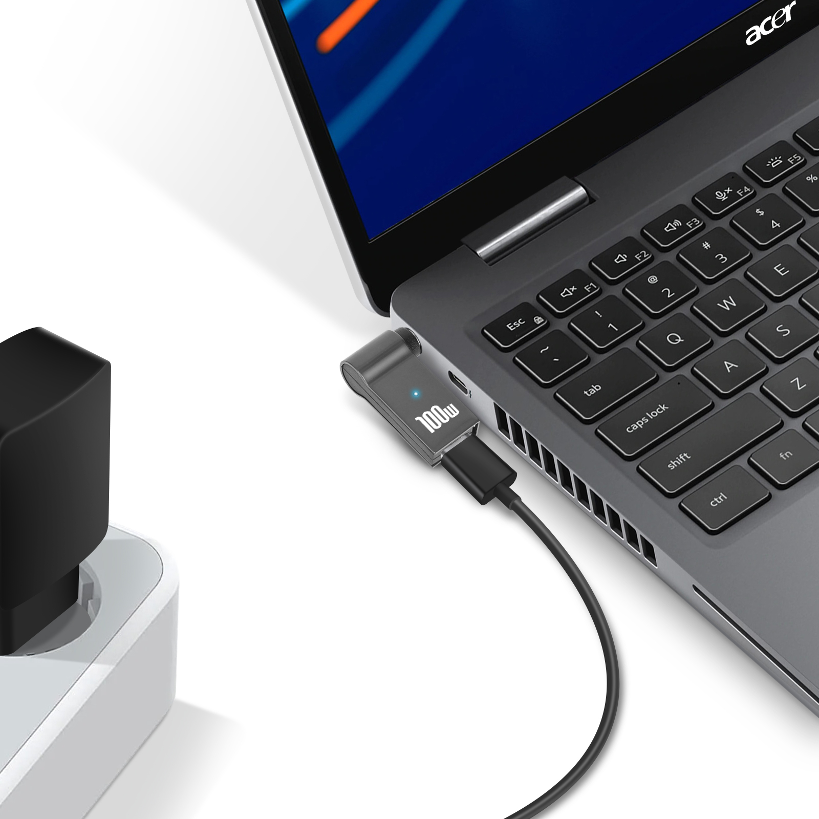 Laptop collegato a un adattatore nero. Adattatore collegato alla presa a muro.