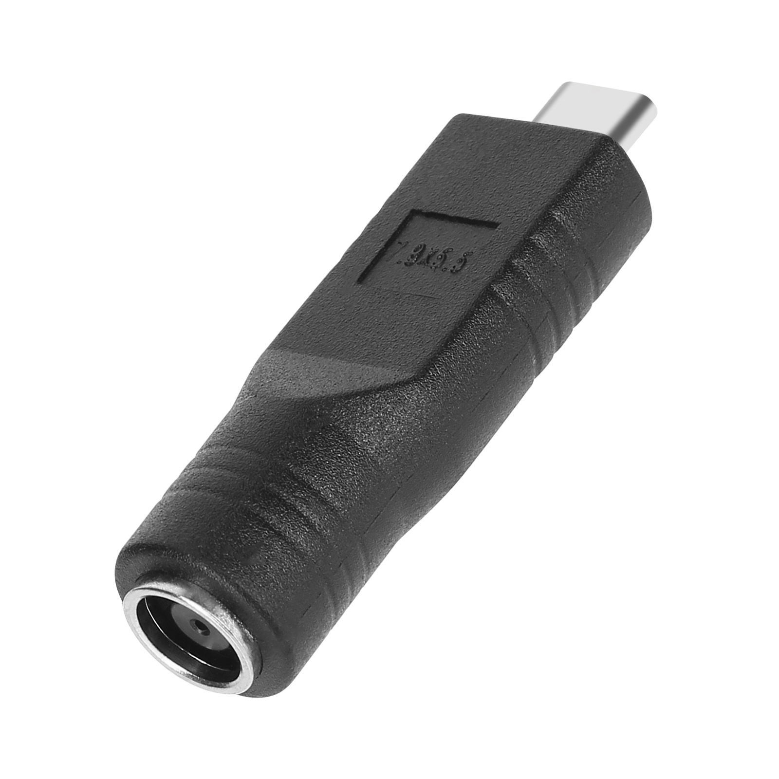 Adattatore USB-C nero. Sfondo nero.