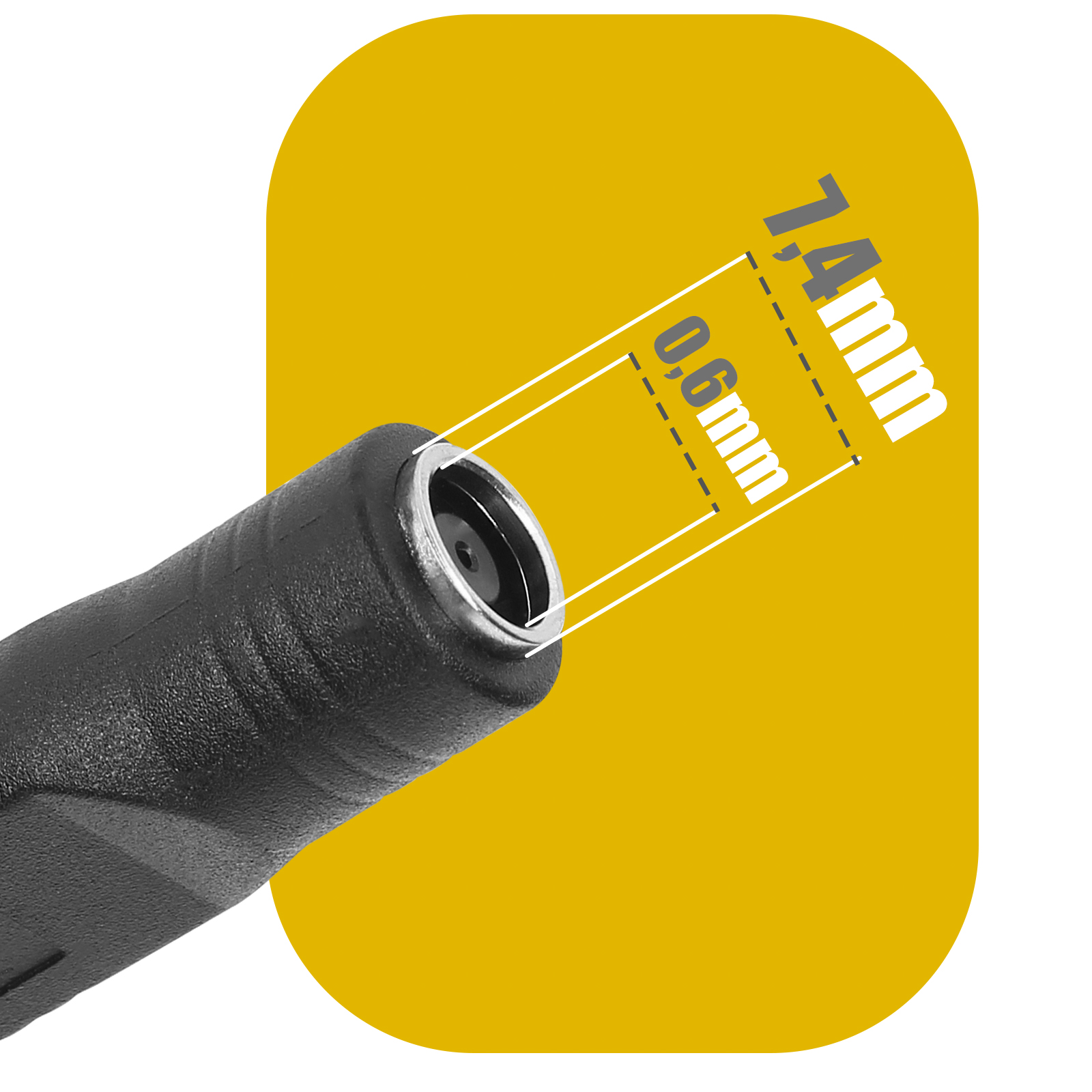 Primo piano di un adattatore di alimentazione nero con connettore da 7,4 mm x 0,6 mm, su sfondo giallo.