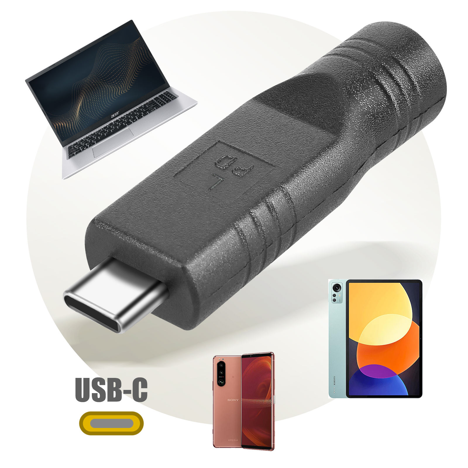 Adattatore USB-C con laptop, telefono e tablet intorno. Il testo recita USB-C.