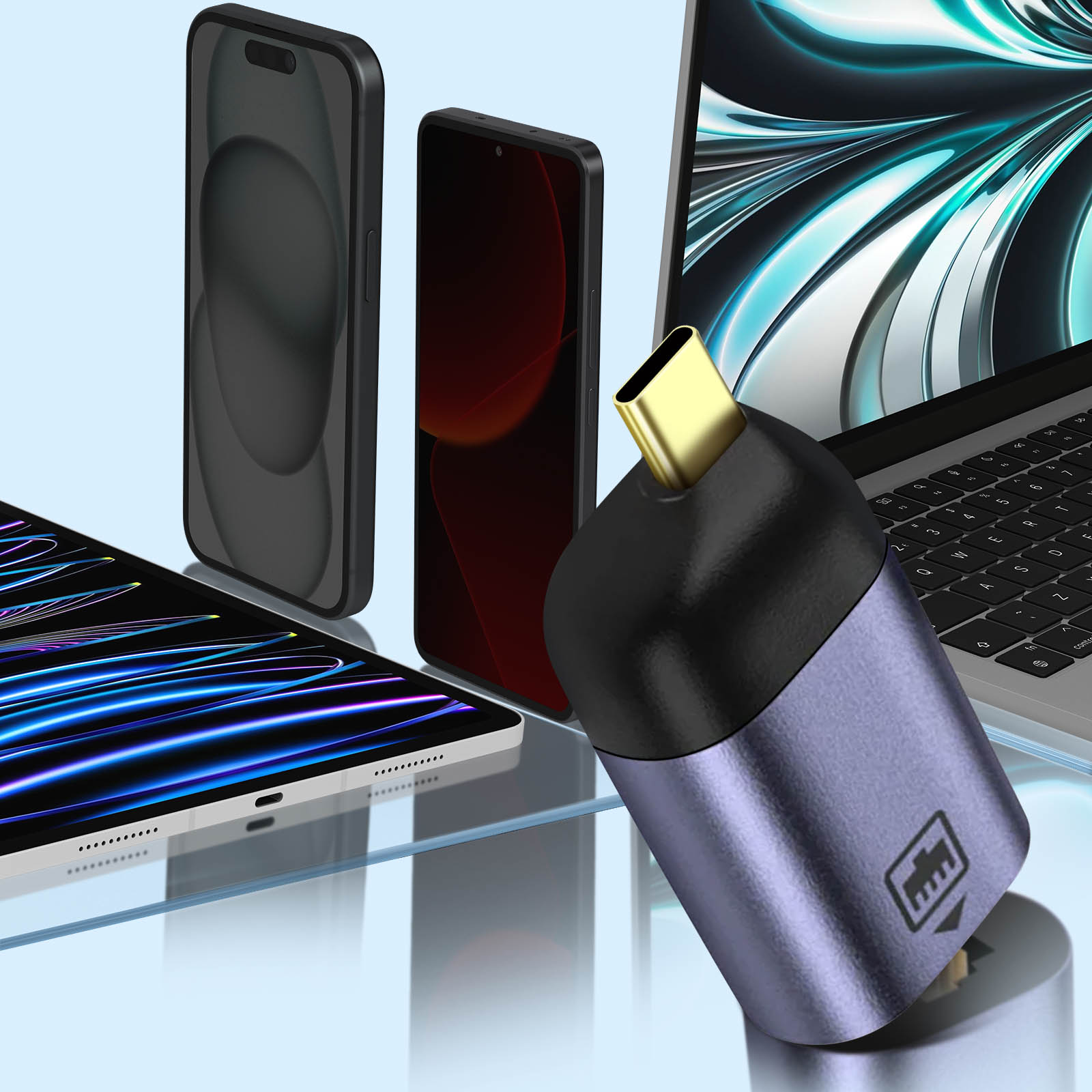 Adattatore USB-C collegato a un laptop e circondato da smartphone e tablet. Vista ravvicinata.