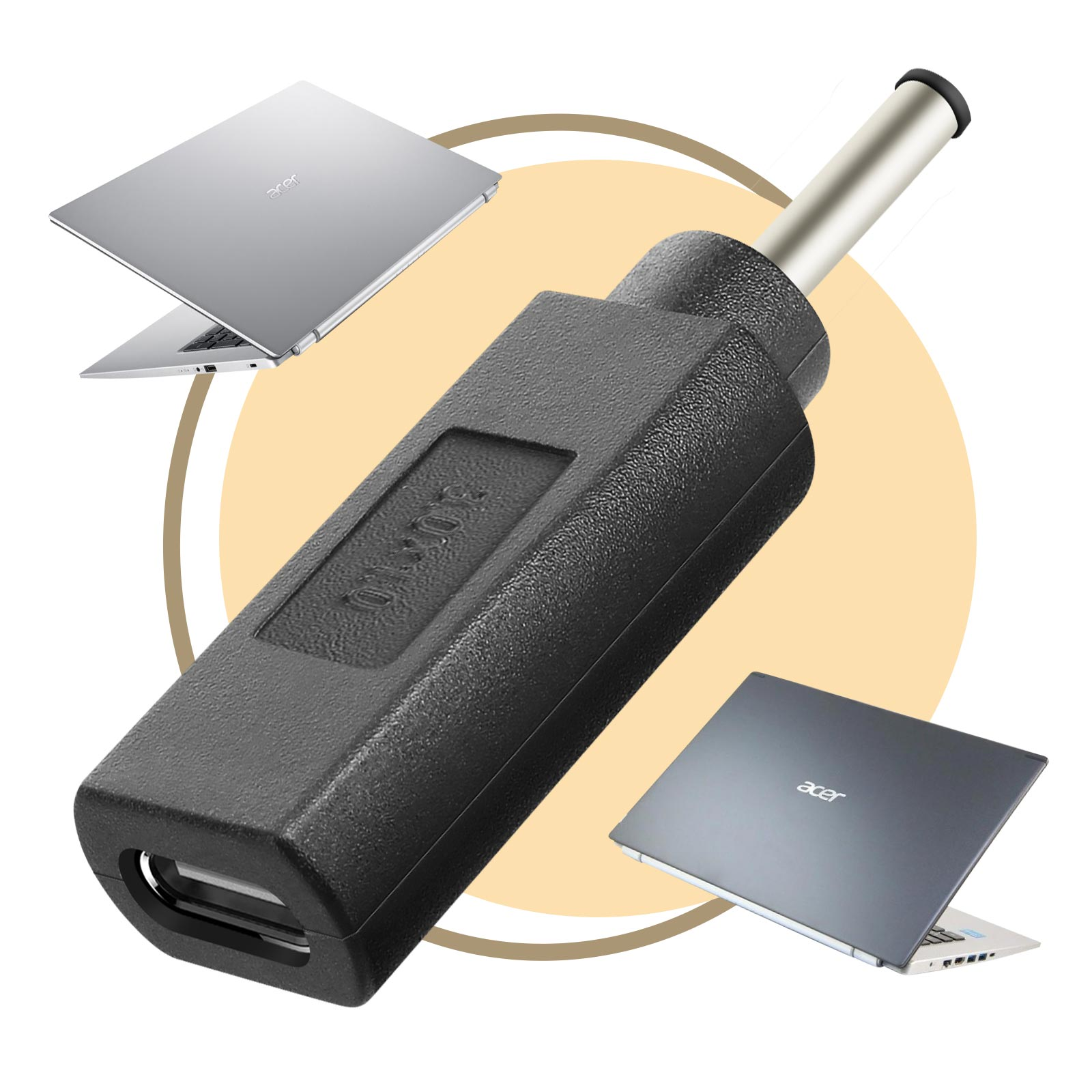 Adattatore nero con punta argentata e due laptop.