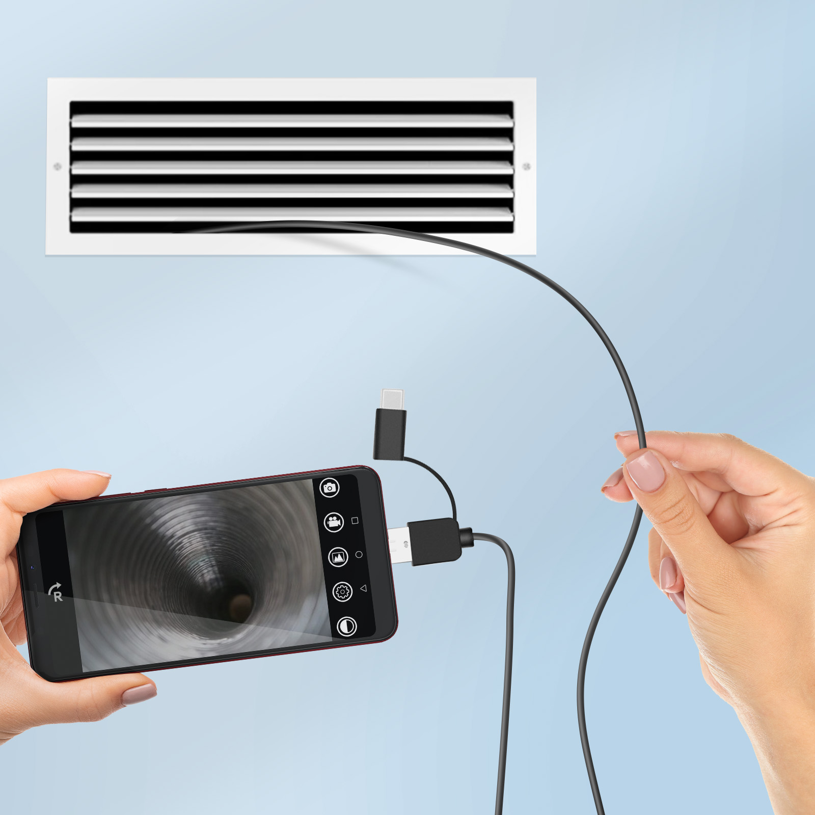 Ein Smartphone zeigt ein Rohrinneres, verbunden mit einem Kabel, das in Händen gehalten wird.