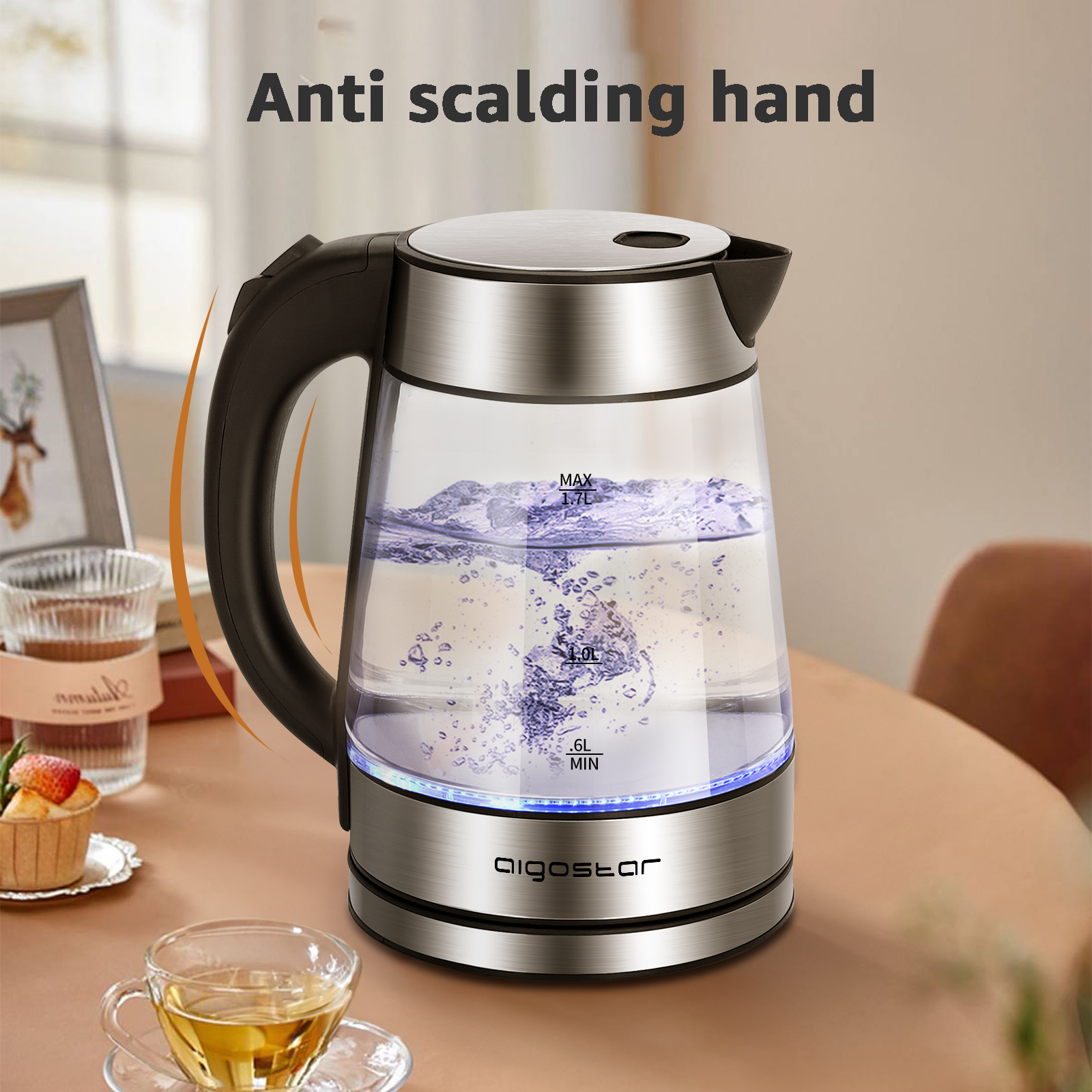 Hervidor eléctrico de vidrio con agua hirviendo. El fondo es una mesa con una taza de té.