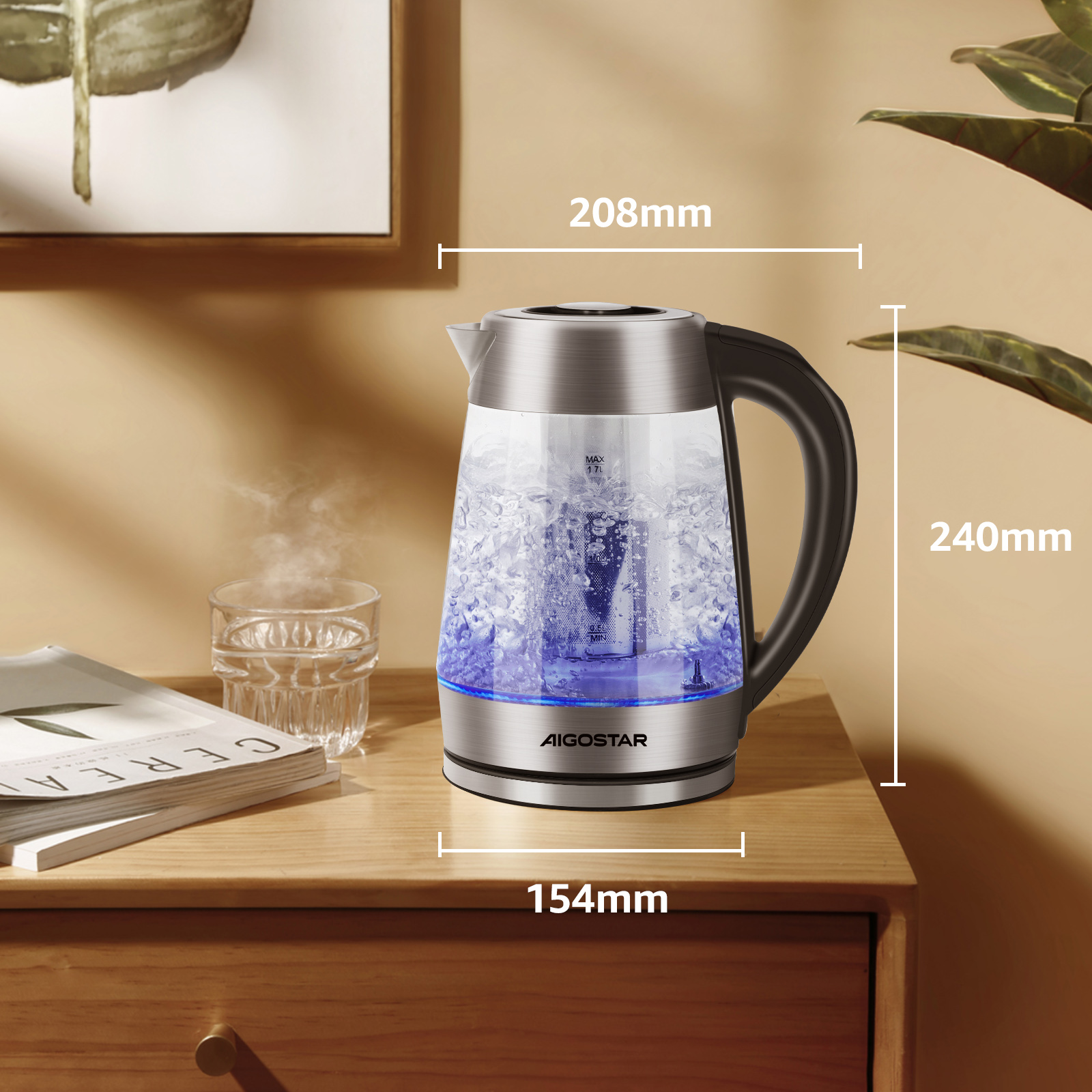 Una tetera eléctrica de vidrio con medidas. Está sobre una superficie de madera con un vaso y un libro.