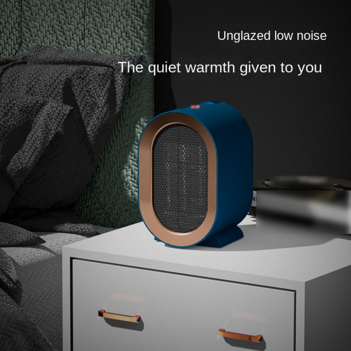 Blau-goldener Elektroheizer auf einem weißen Nachttisch.