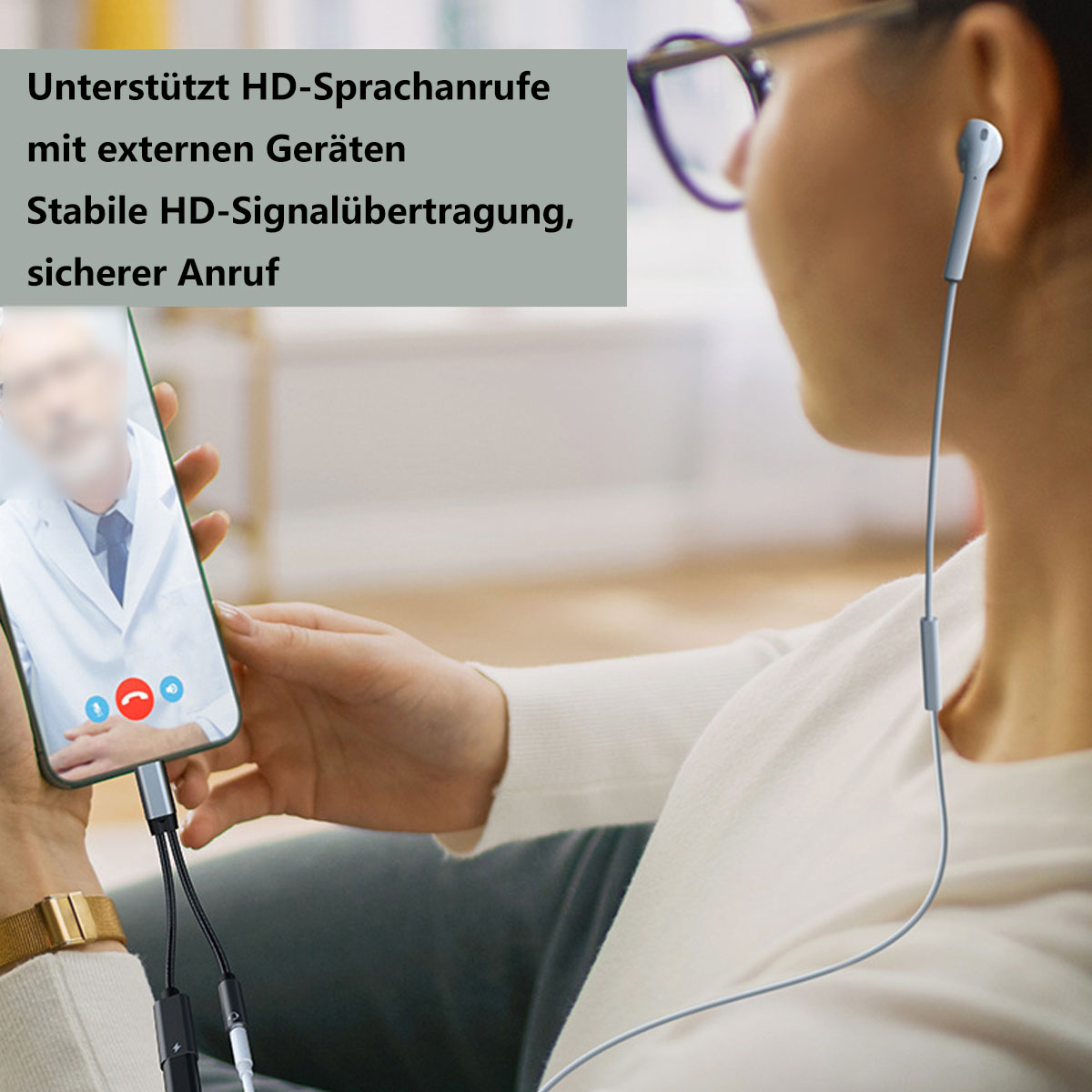 Frau benutzt Kopfhörer, verbunden mit einem Telefon, mit einem Arzt auf dem Bildschirm.